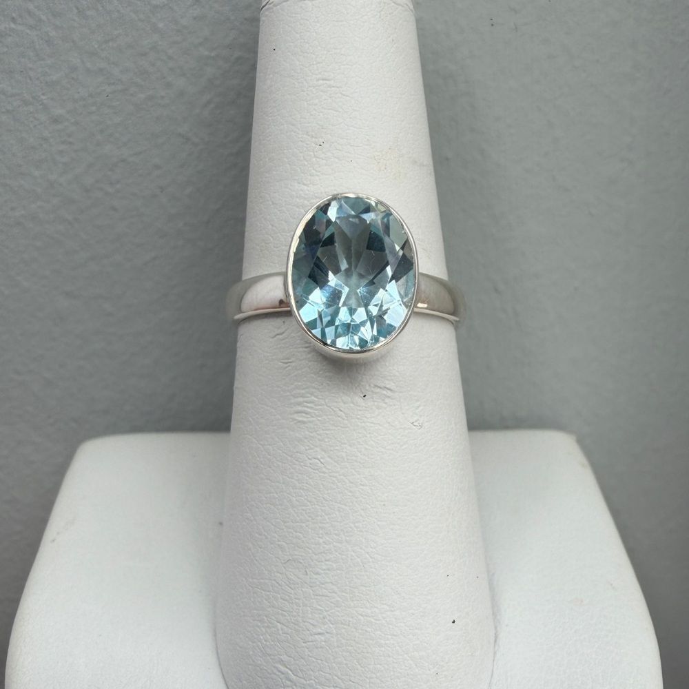 NWT 8x10.5mm oval cut faceted blue topaz solitaire‎ ring in sterling silver!